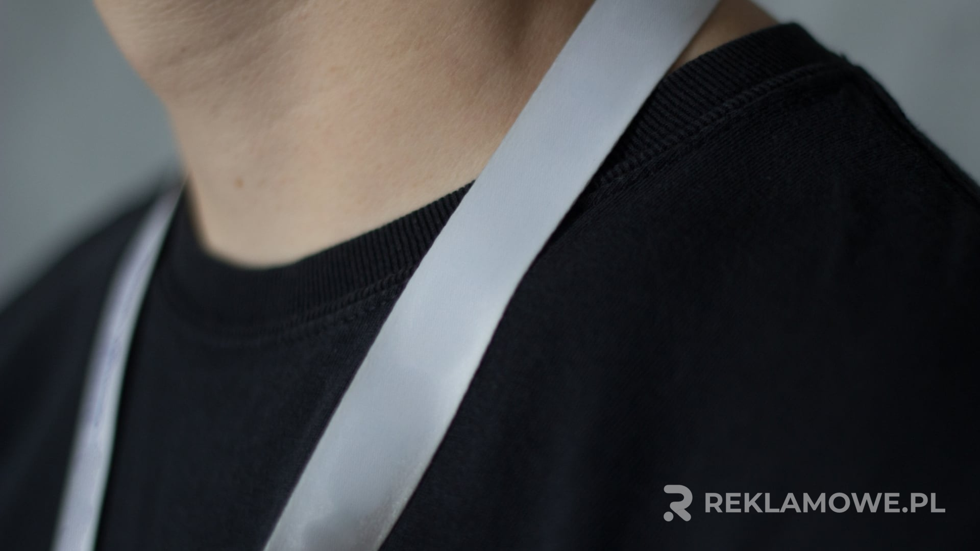 Smycz reklamowa na tle biznesowego krajobrazu miejskiego
