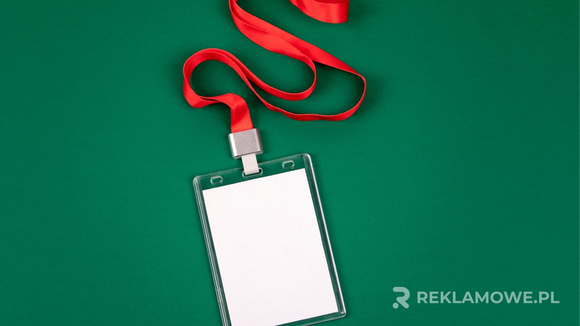 Różnorodne smycze reklamowe na biurku