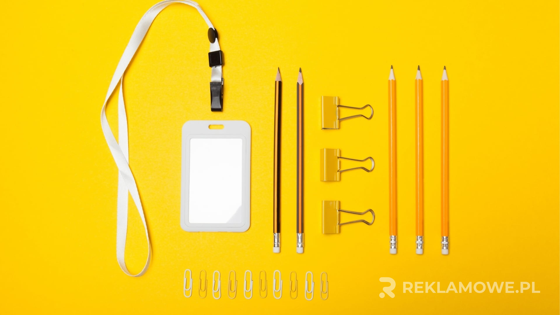 Kolorowe smycze reklamowe na tle biurowym